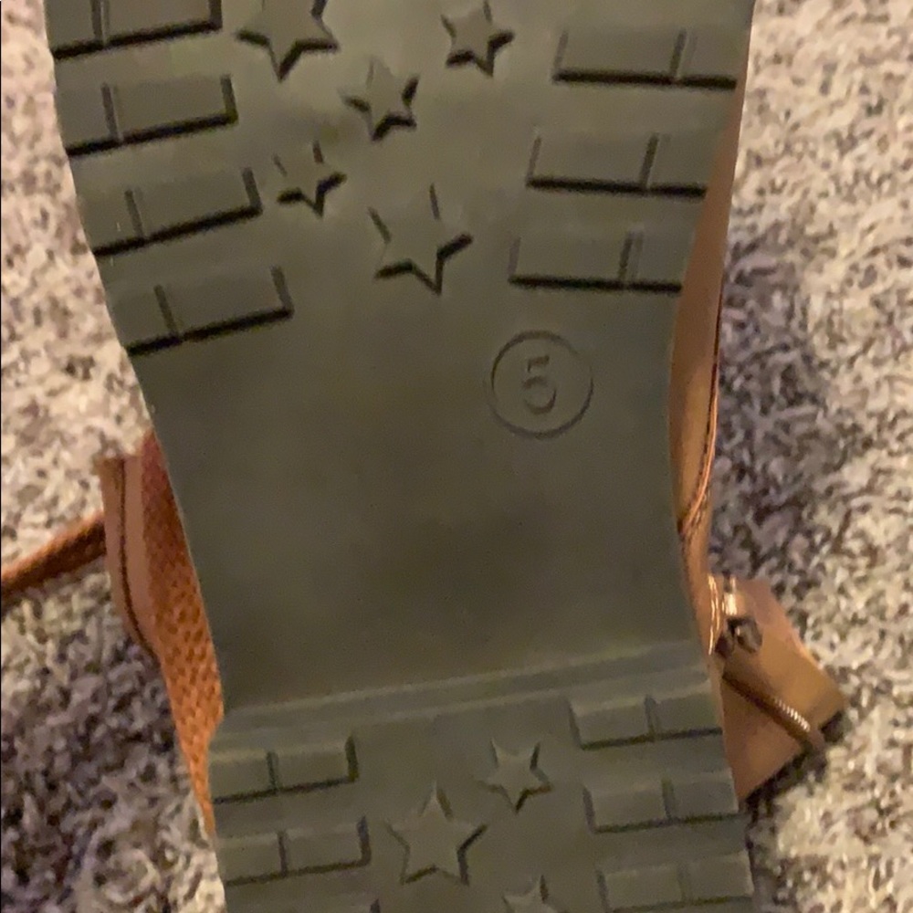 Boots - Picture 4 of 5